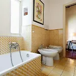Clock Terrace House Rom