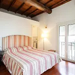 Clock Terrace House Rom